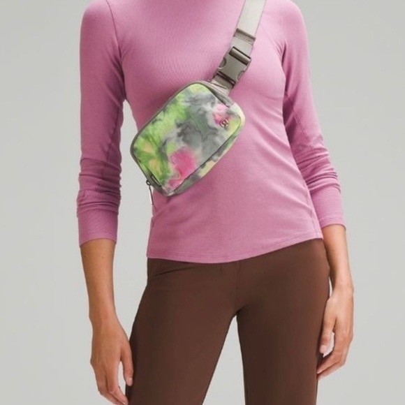 Lululemon Everywhere Belt Bag 1L Water Repellent NWT Fanny Pack Hyper Tie Dye - Picture 8 of 9